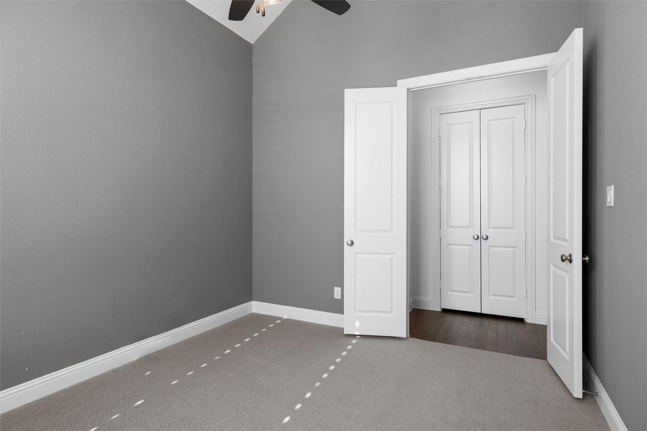14220 Greenside Dr - Photo 6 of 35