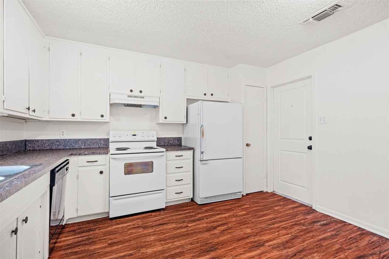 236 E Cunningham Ave - Photo 6 of 15