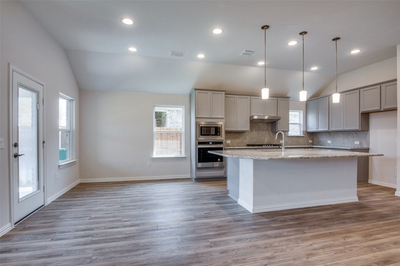 3108 Moldboard Dr - Photo 5 of 31
