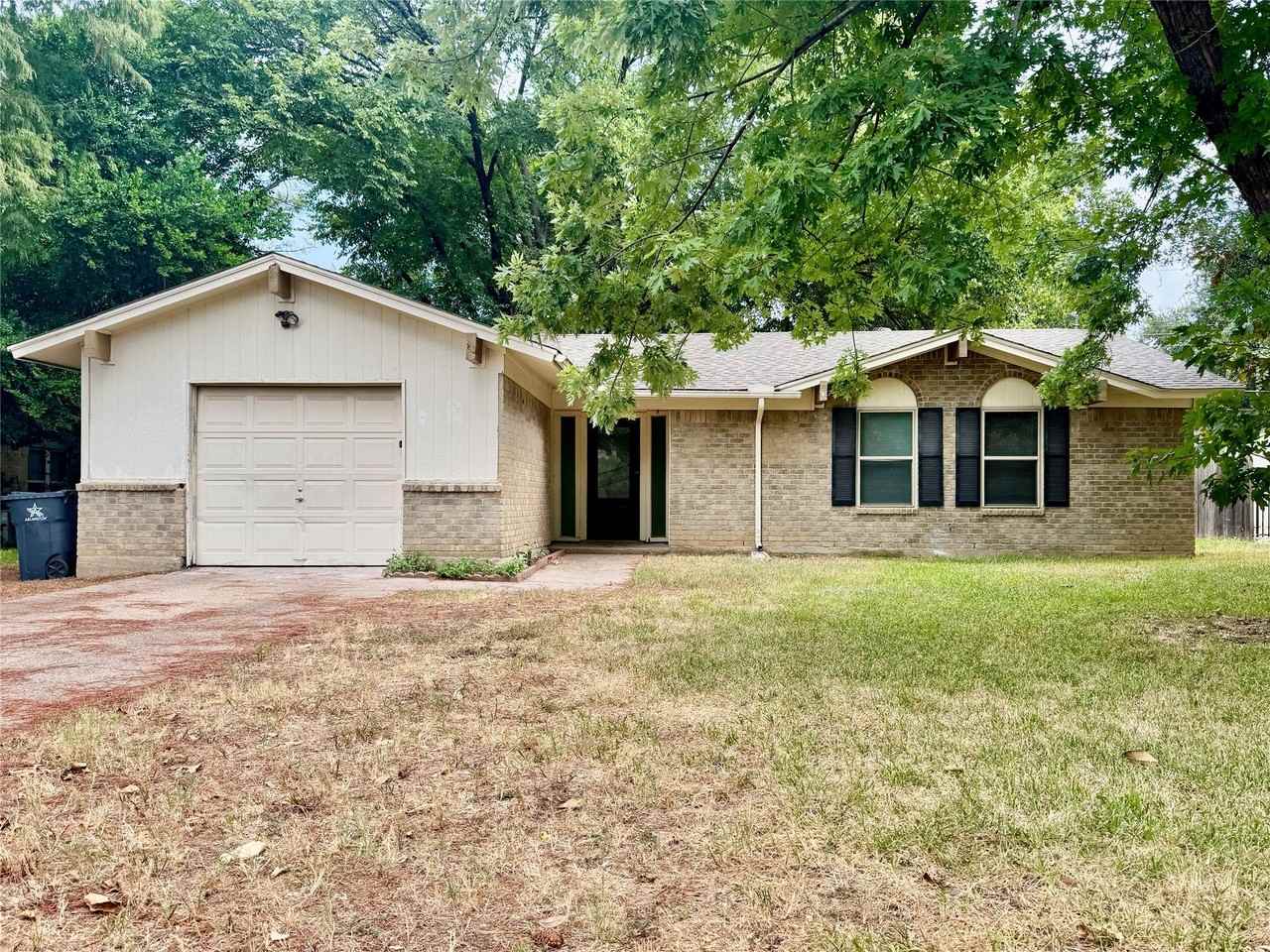 2207 Clover Park Dr