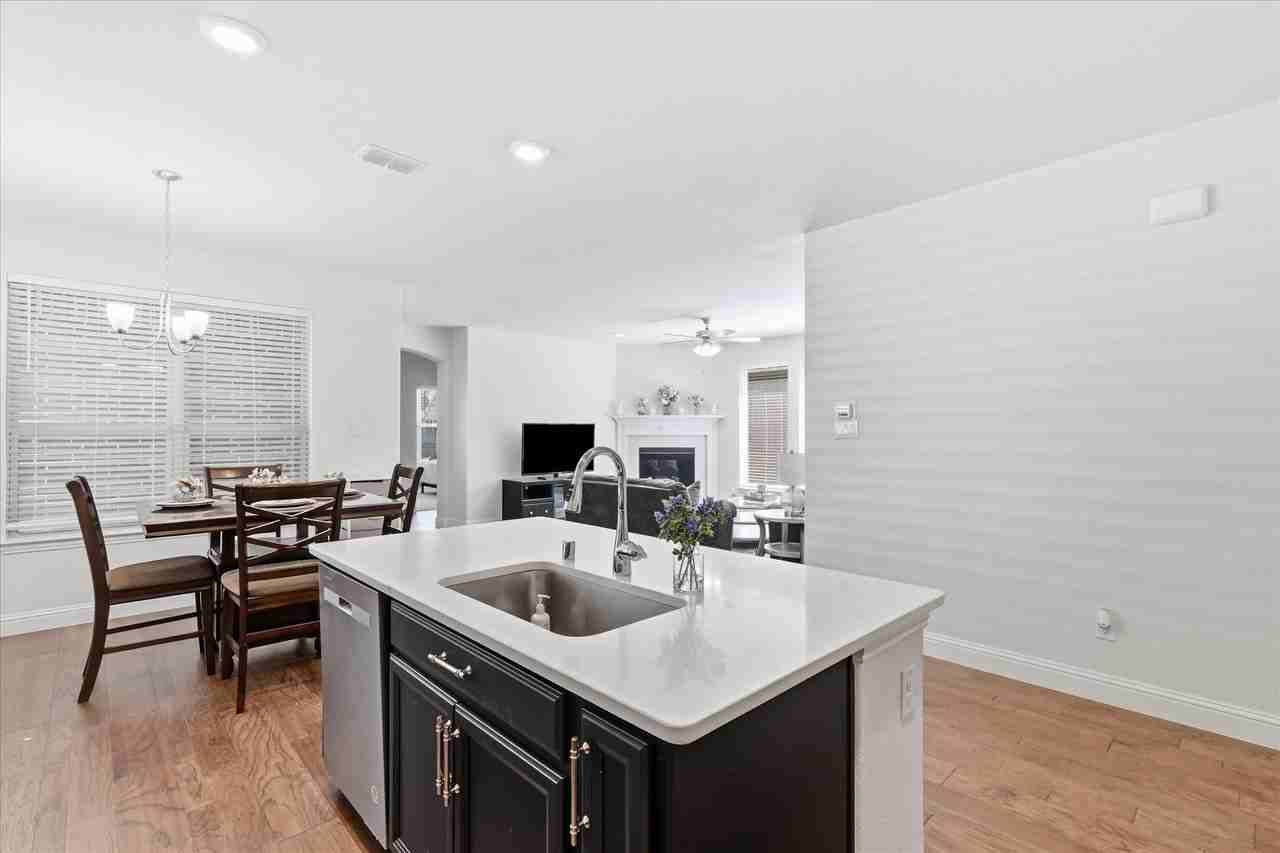1704 Blakely Pl - Photo 4 of 15