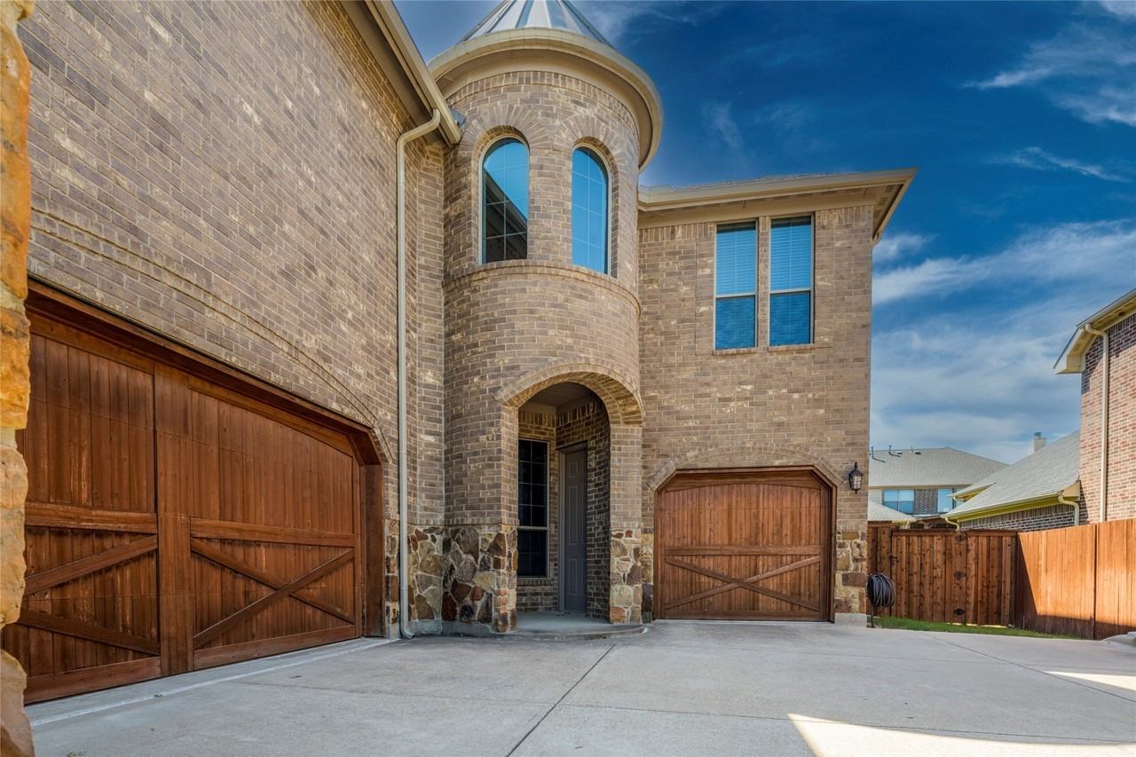 2037 Sterling Trace Dr - Photo 3 of 40