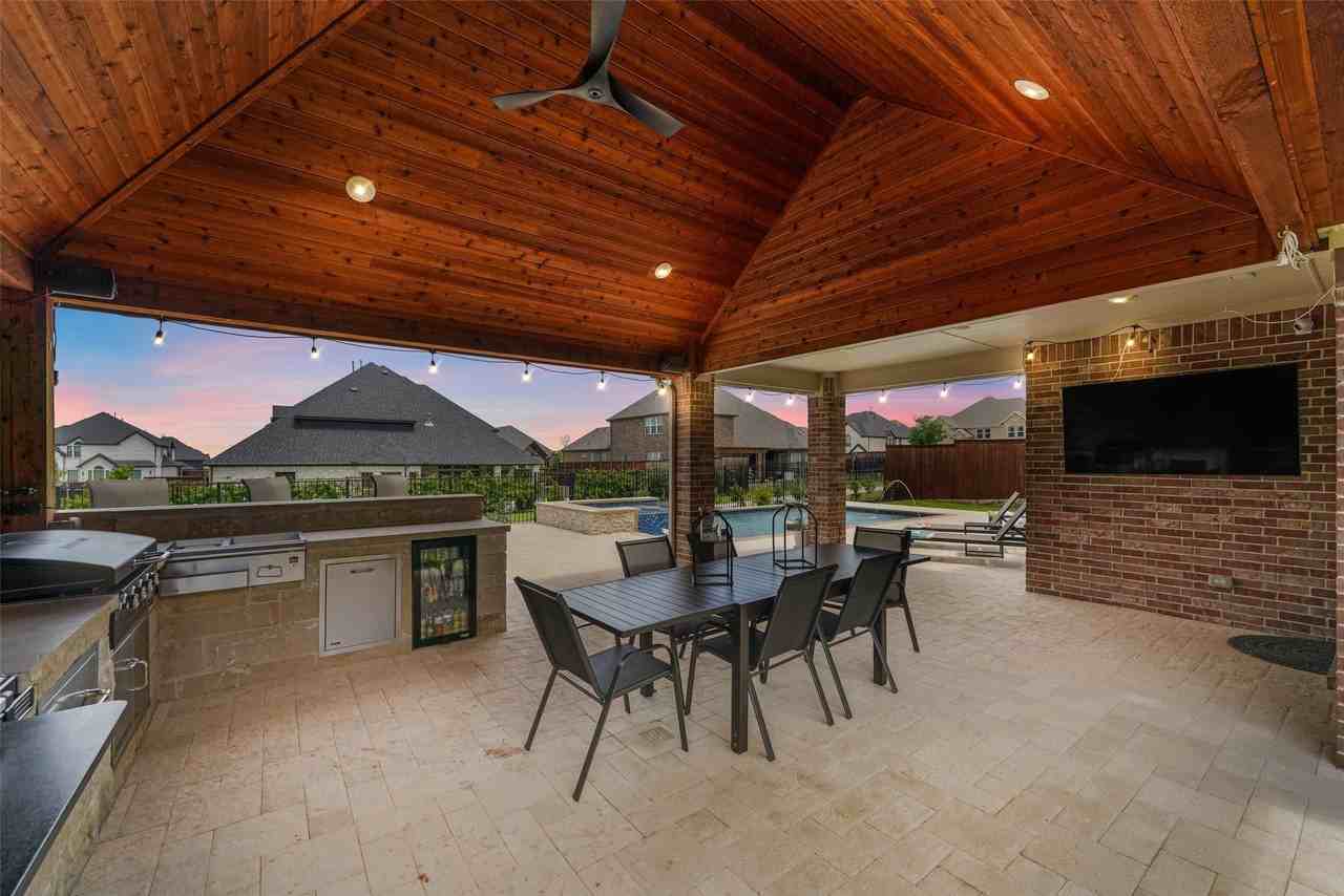 701 Featherstone Ln - Photo 2 of 40