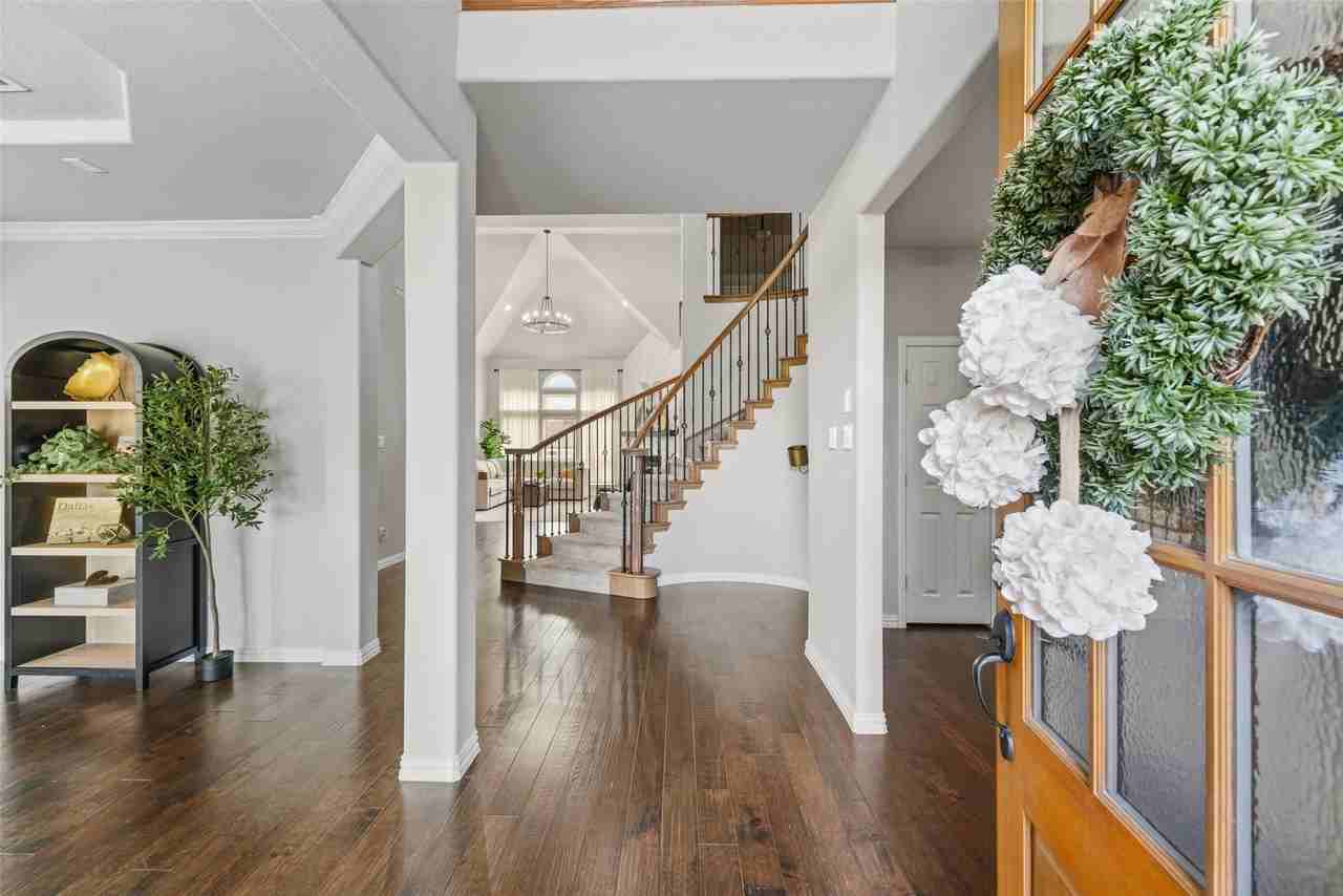 701 Featherstone Ln - Photo 6 of 40