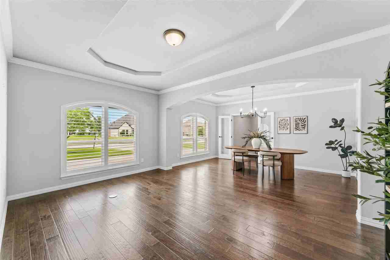 701 Featherstone Ln - Photo 7 of 40