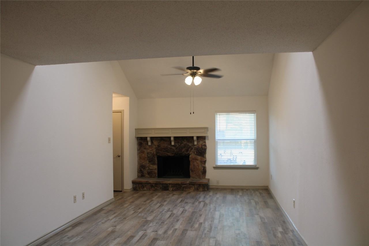 2021 Towngate Dr - Photo 2 of 12
