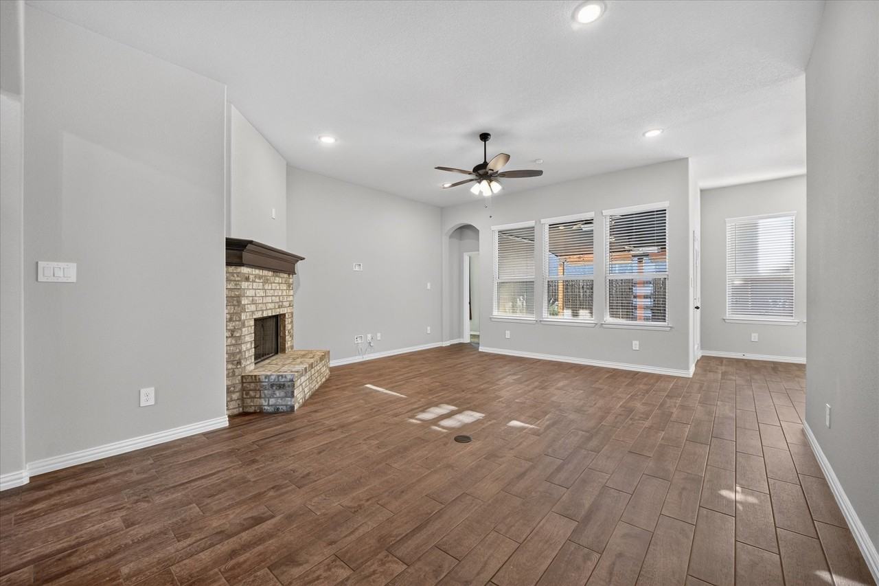 412 Brinkley Dr - Photo 4 of 26