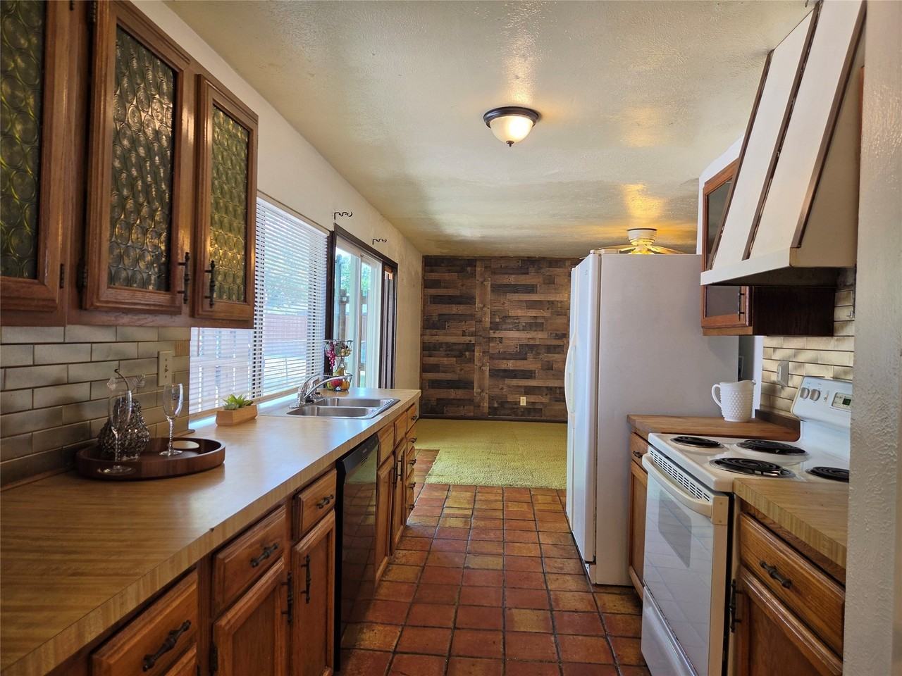 8902 Vernon Dr - Photo 4 of 23