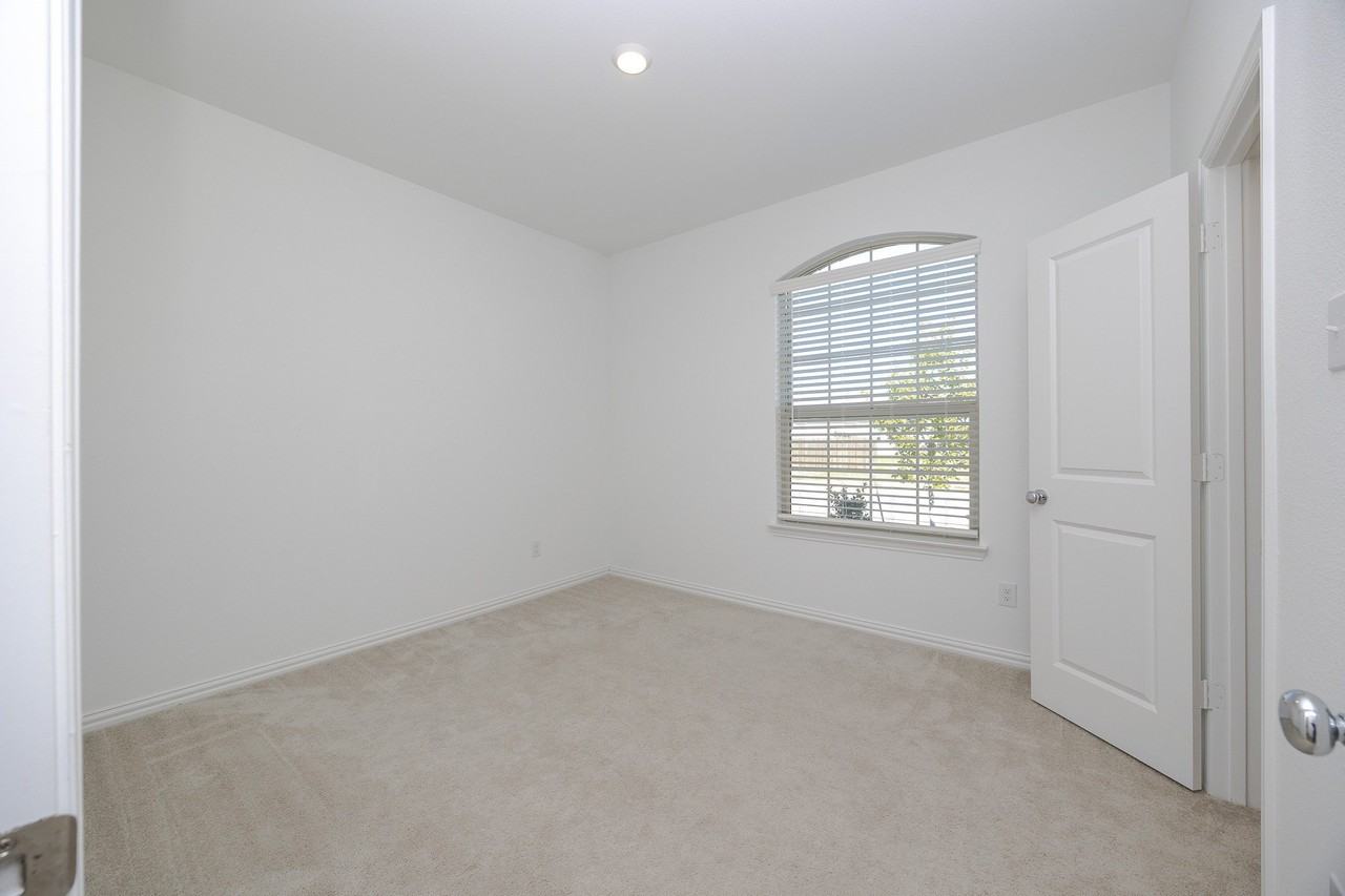 2406 Bold Venture Dr - Photo 6 of 37