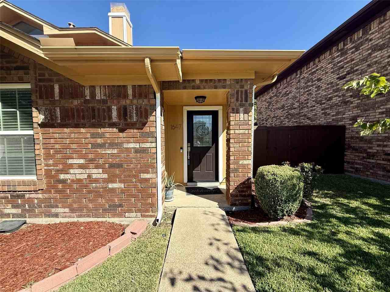 1647 Kingspoint Dr - Photo 2 of 32