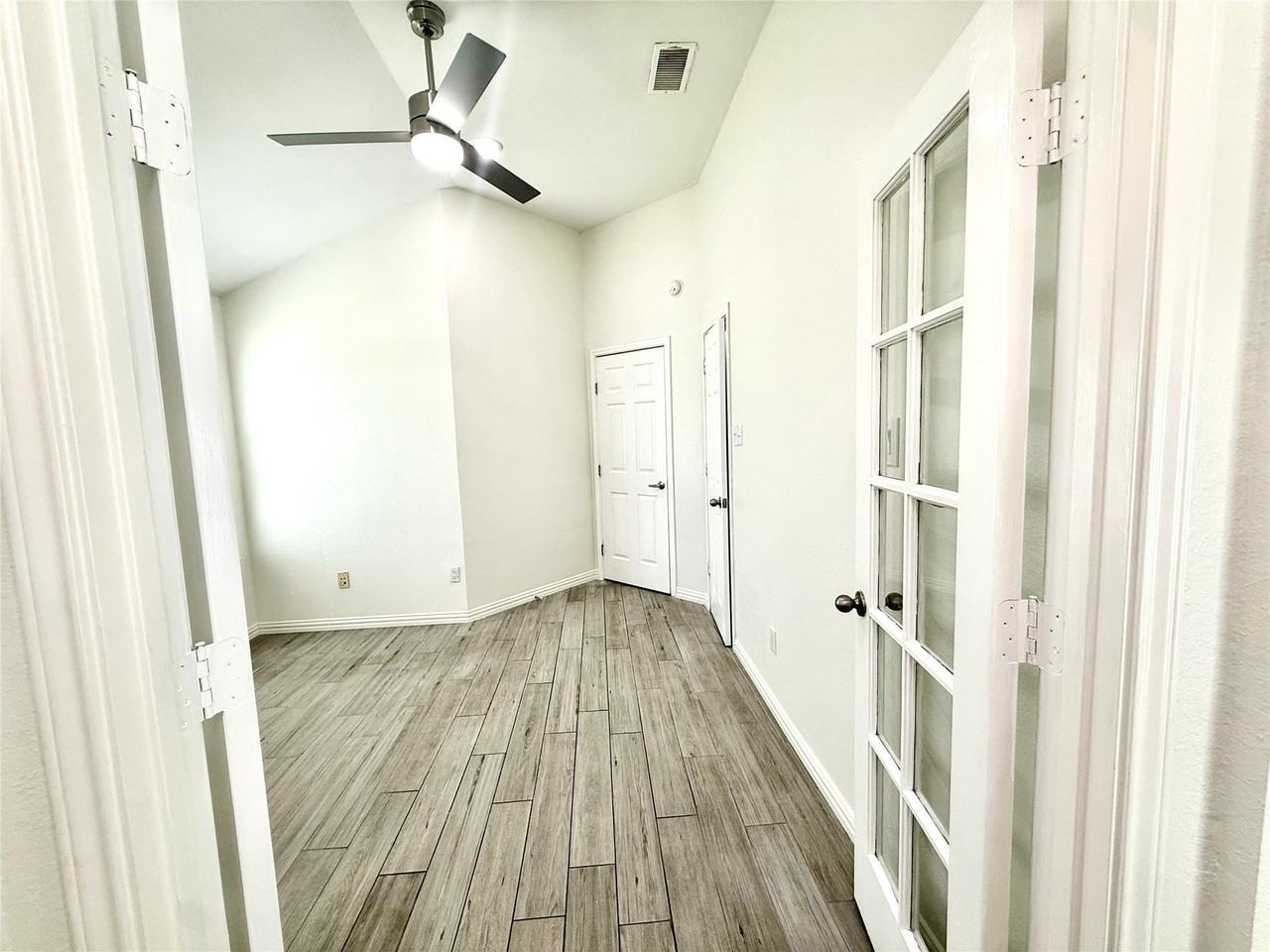 1647 Kingspoint Dr - Photo 3 of 32