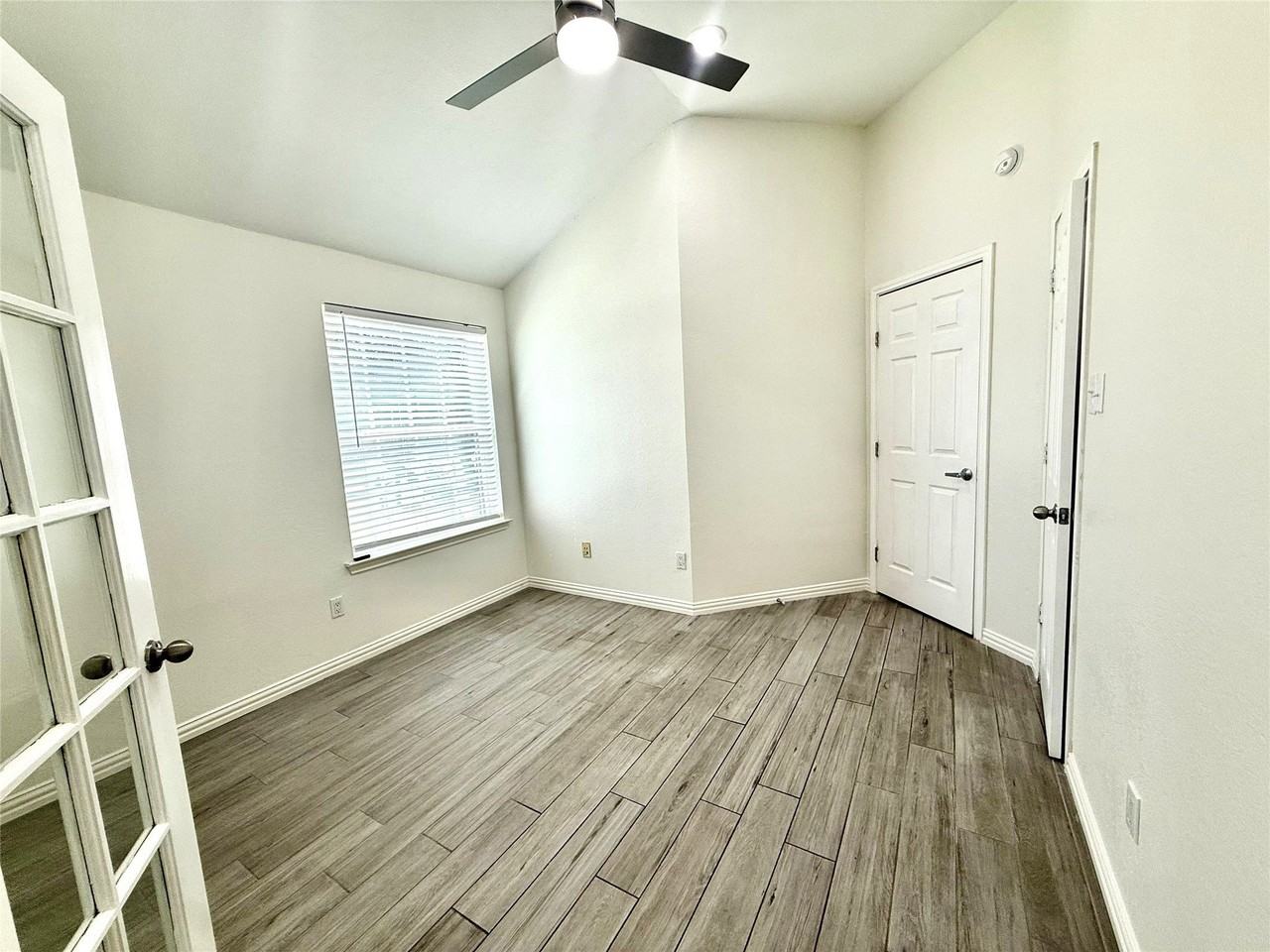 1647 Kingspoint Dr - Photo 4 of 32
