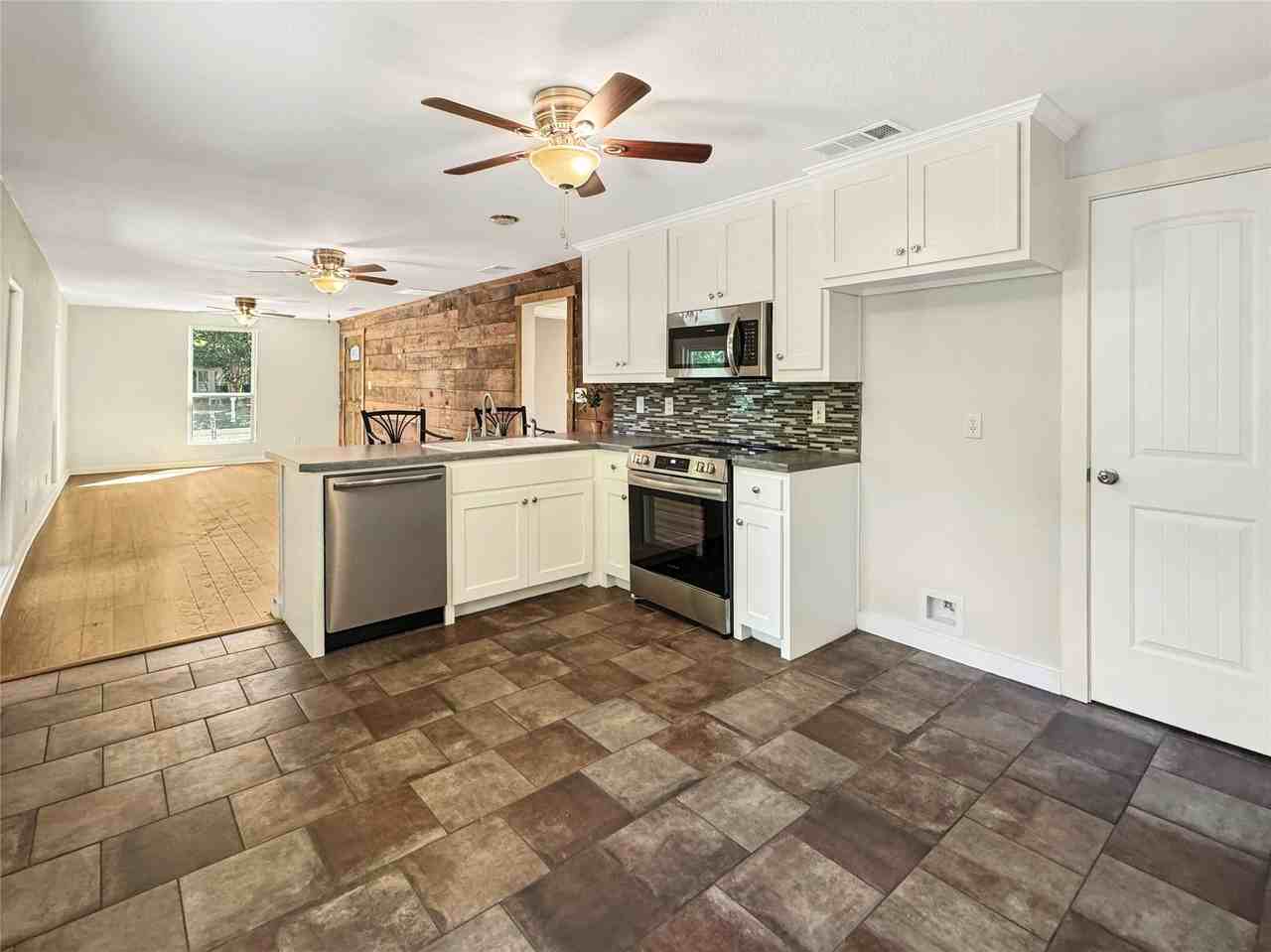 825 W Nelson St - Photo 6 of 29