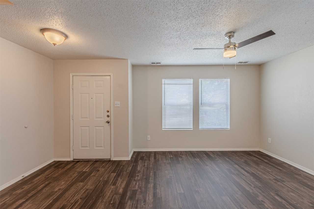 8749 Hunters Trl - Photo 4 of 27