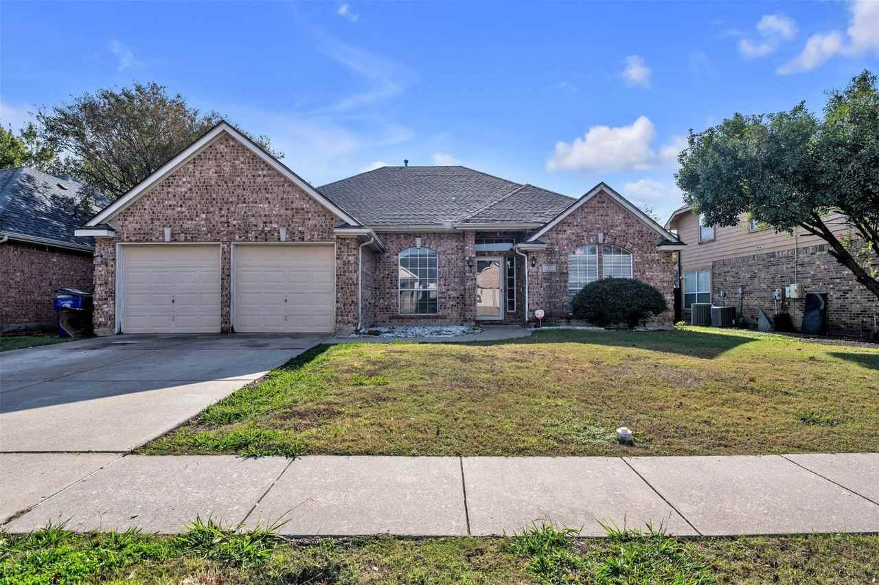 2202 Richmond Cir - Photo 2 of 38