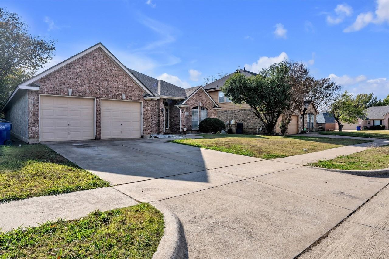 2202 Richmond Cir - Photo 4 of 38