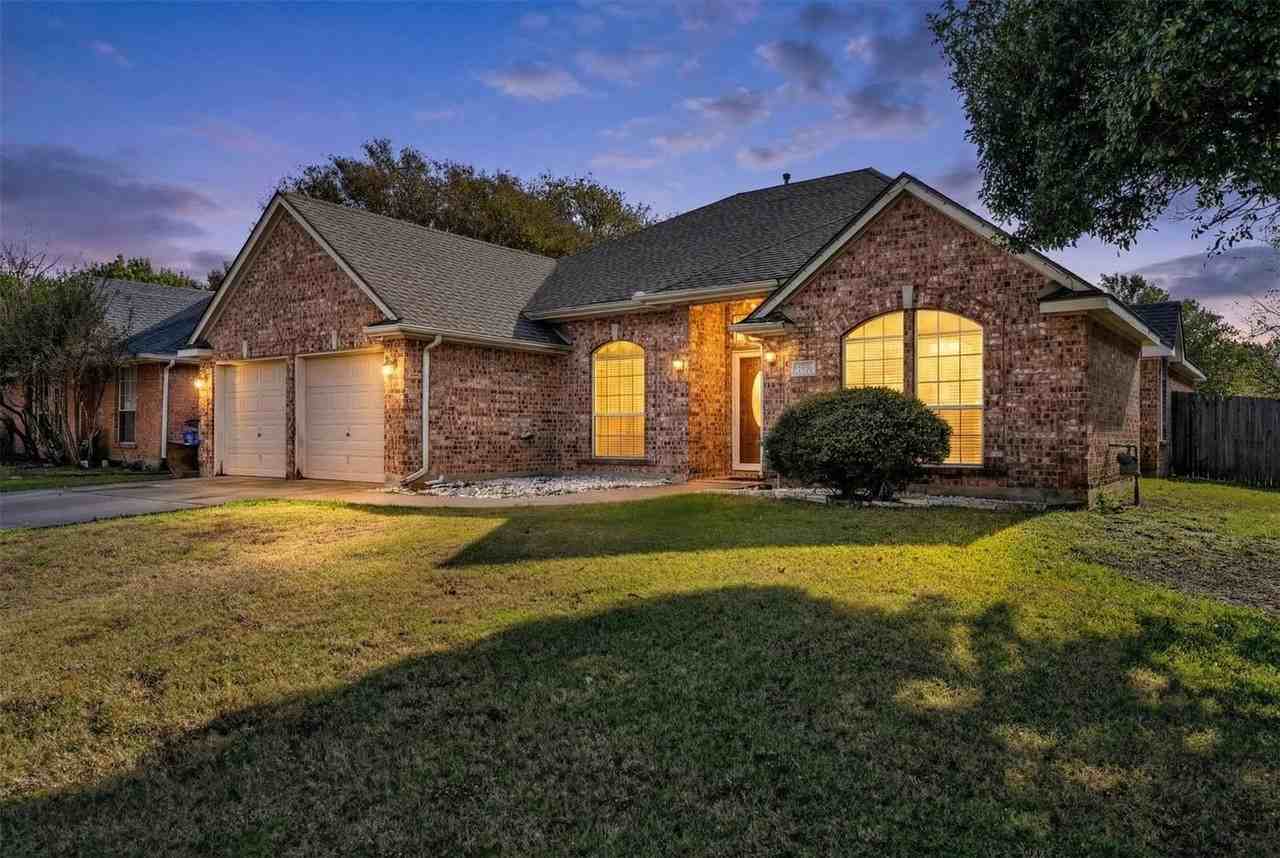 2202 Richmond Cir - Photo 5 of 38