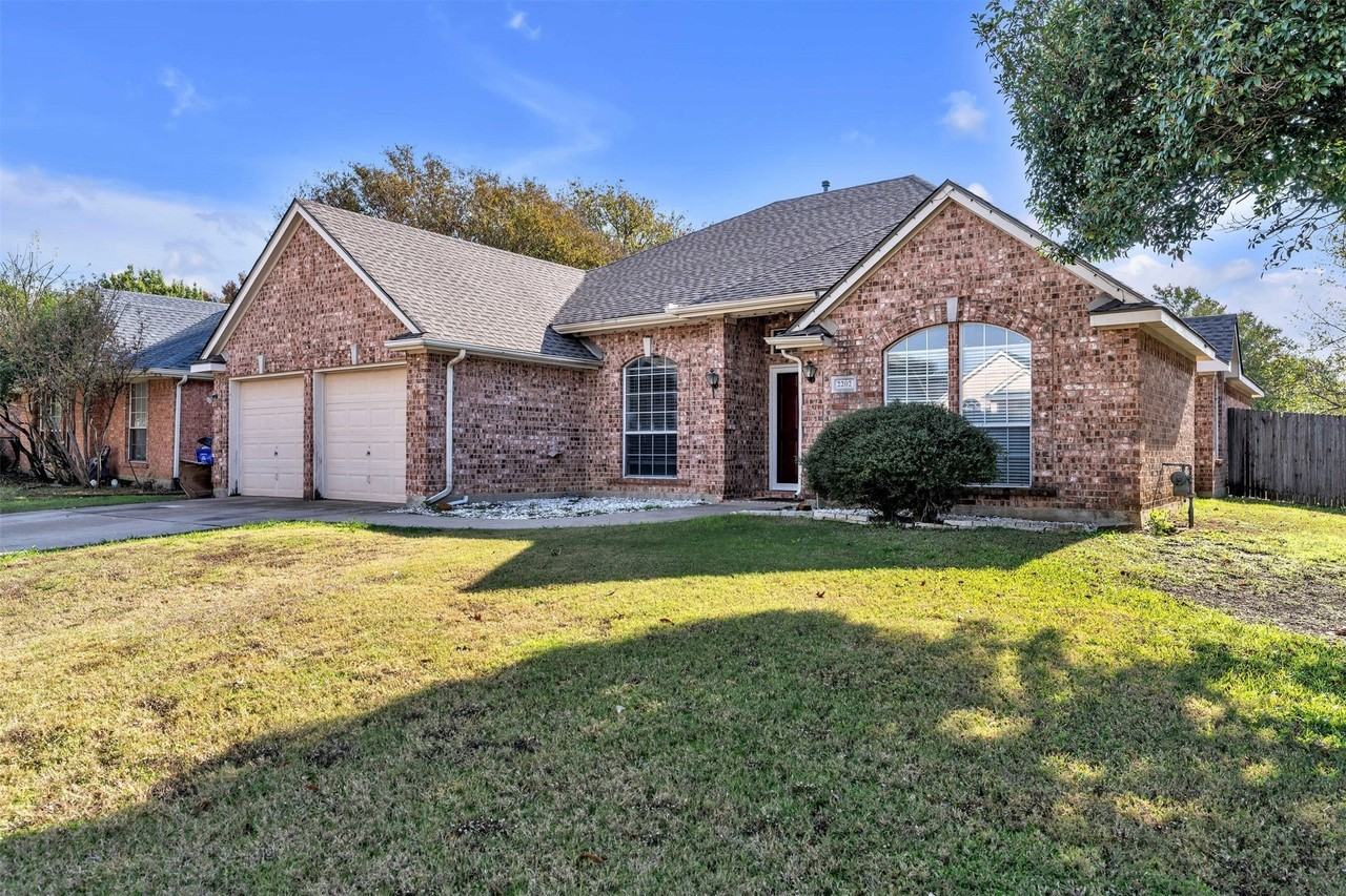 2202 Richmond Cir - Photo 6 of 38