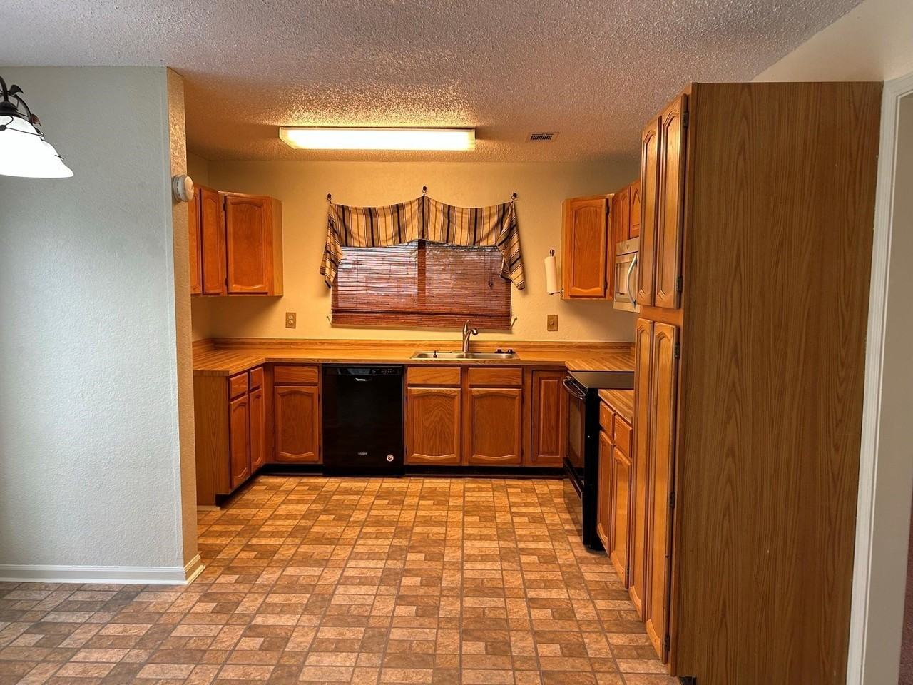 1225 Eaton Ln - Photo 7 of 23
