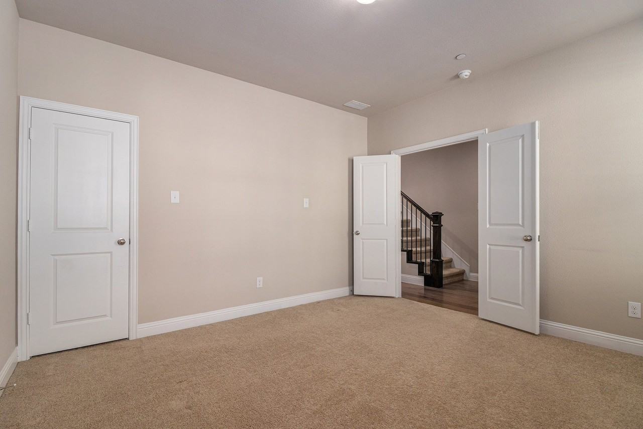 315 Ferndale St - Photo 4 of 32