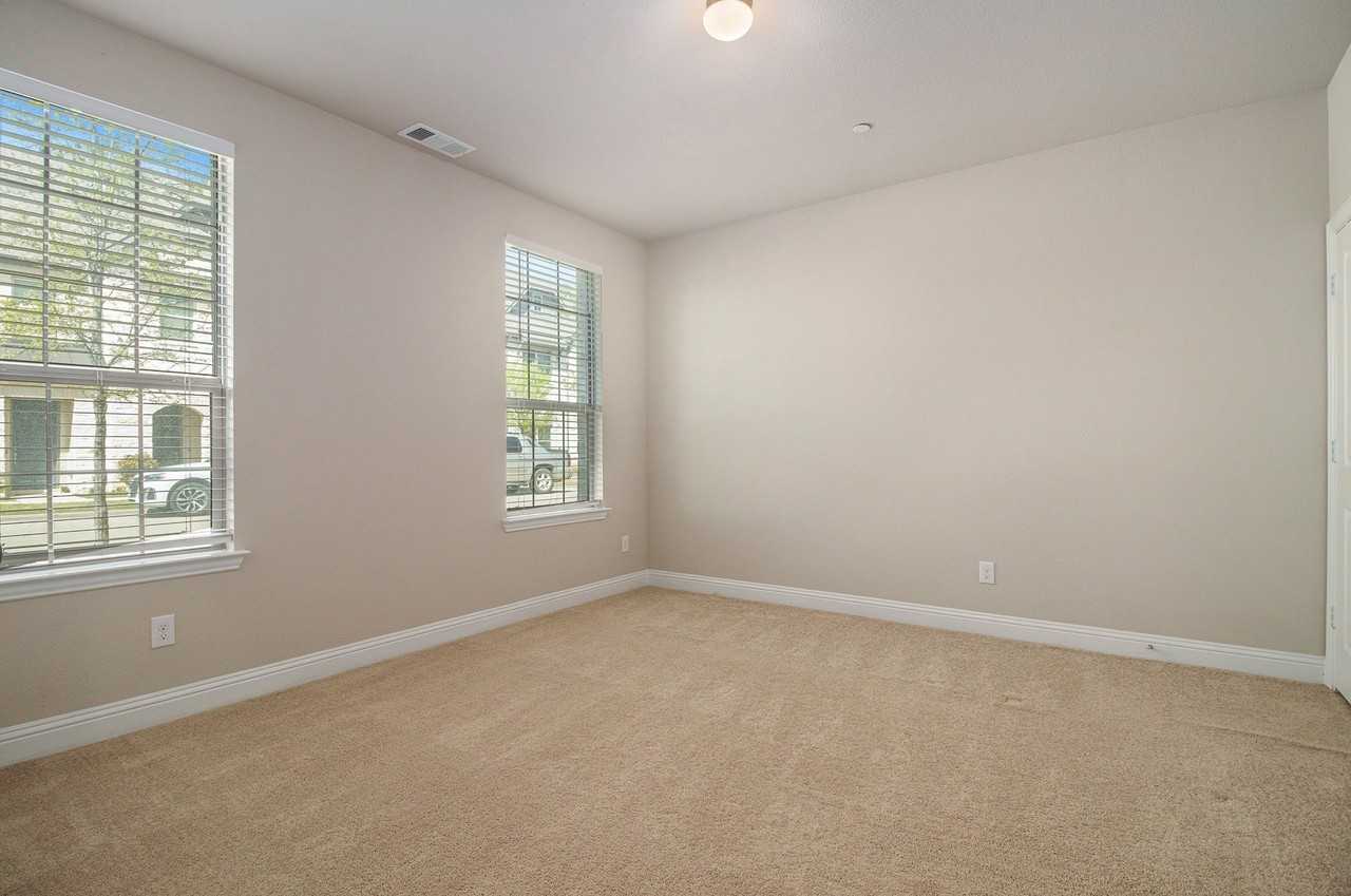 315 Ferndale St - Photo 5 of 32