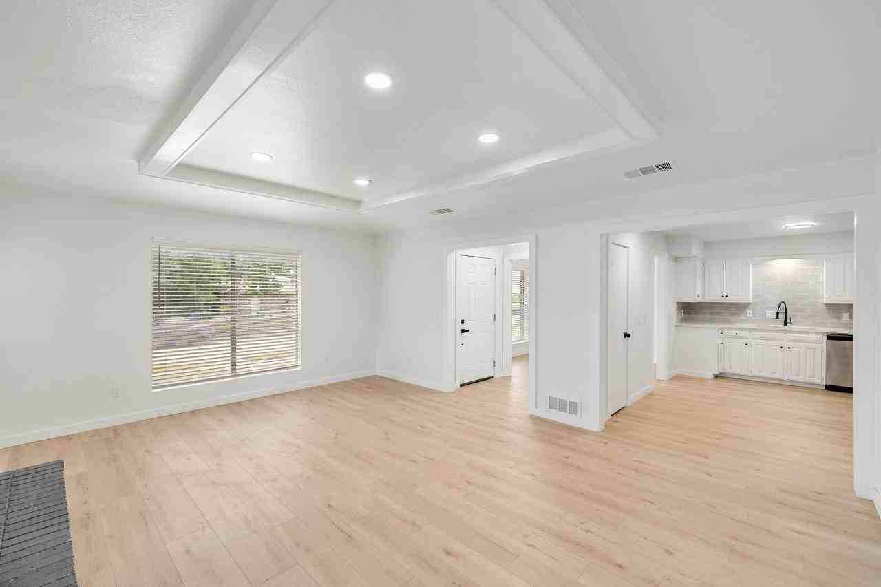 3352 Lanarc Dr - Photo 6 of 31