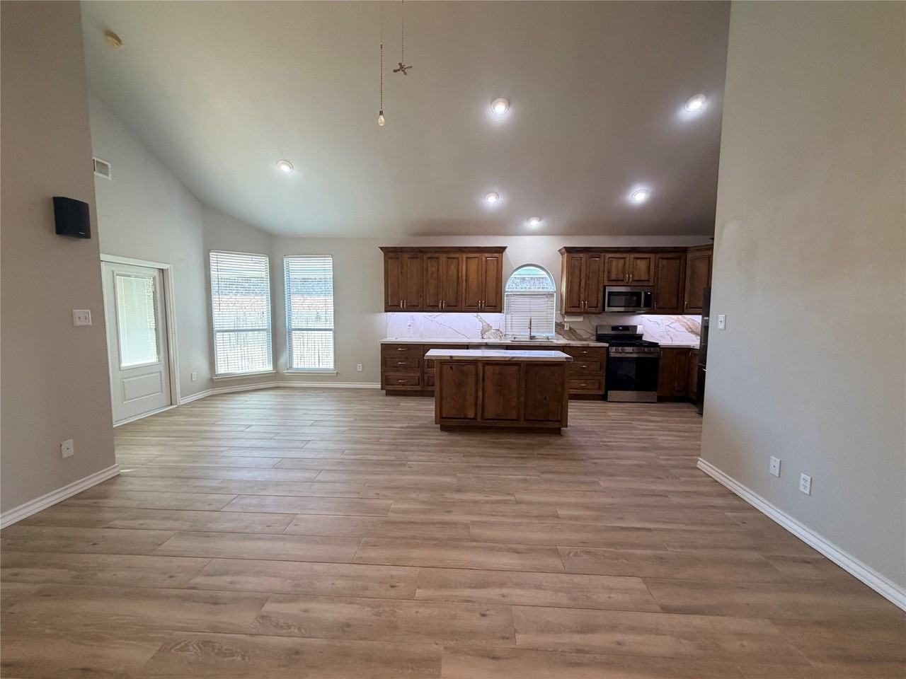 12917 Farmington Dr - Photo 3 of 18