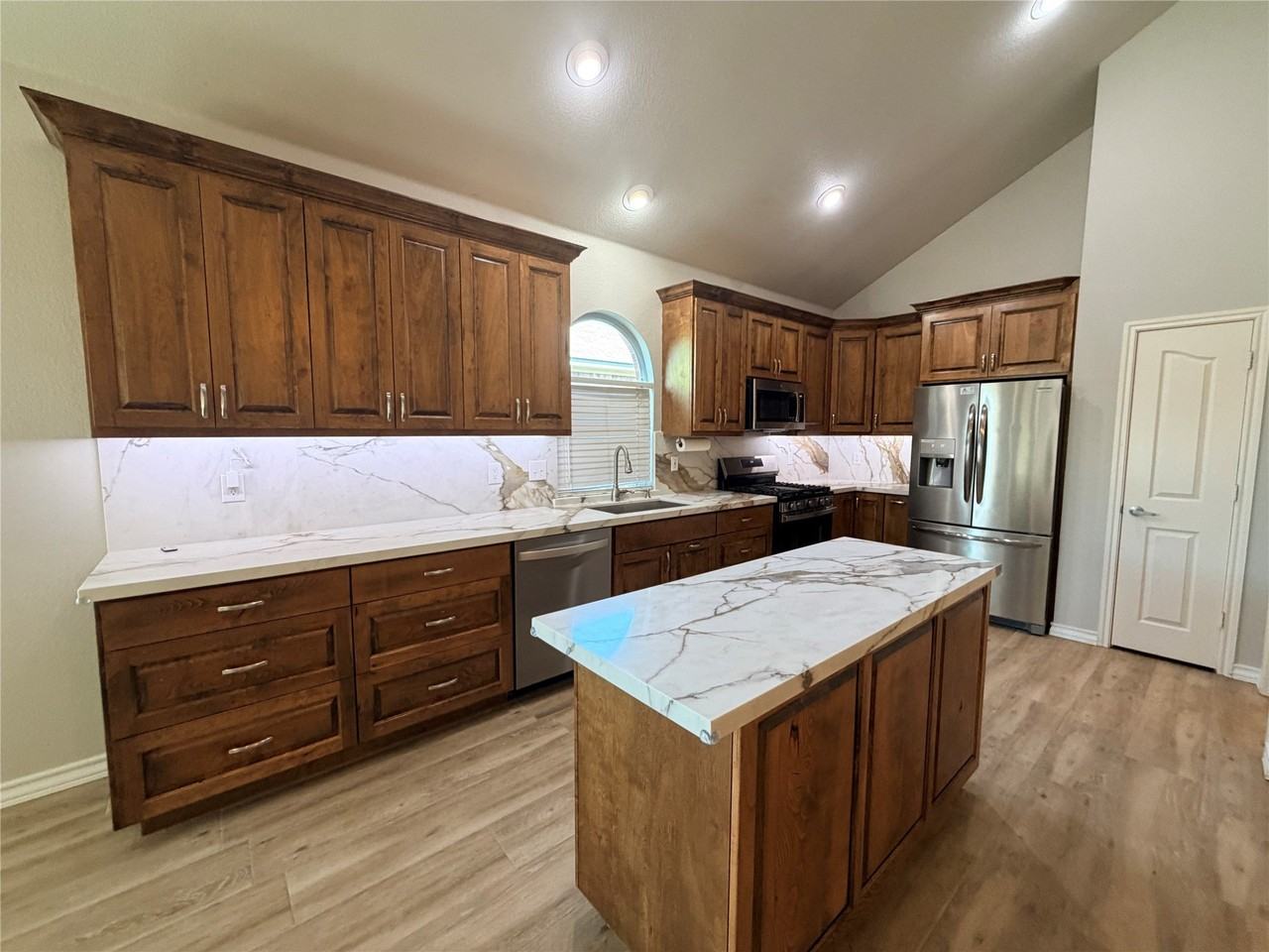 12917 Farmington Dr - Photo 4 of 18