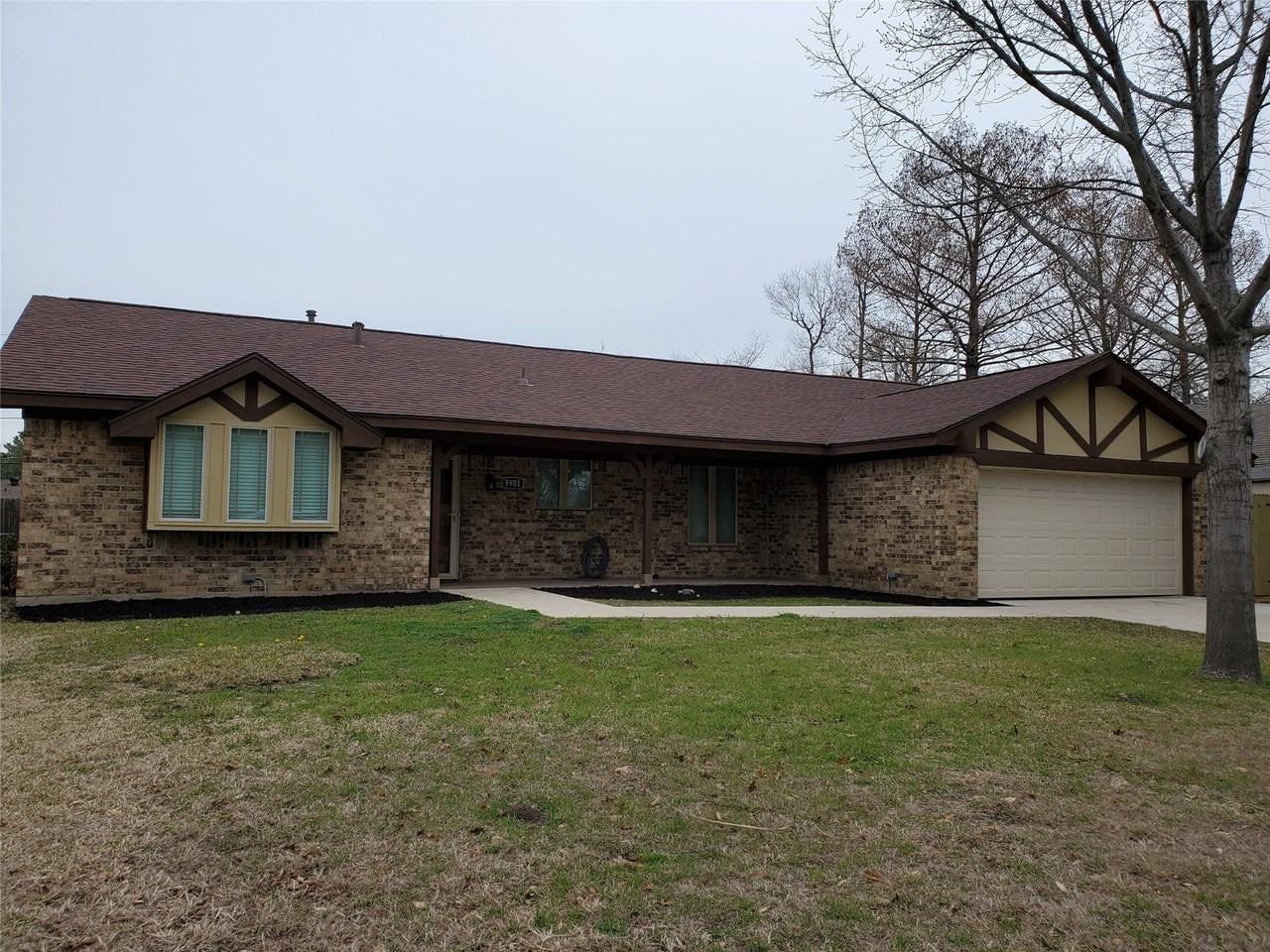 5901 Crestwood Cir W - Photo 2 of 18