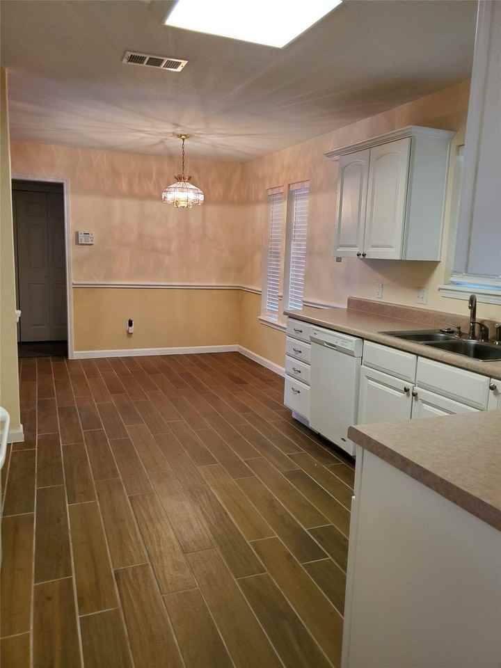 5901 Crestwood Cir W - Photo 4 of 18