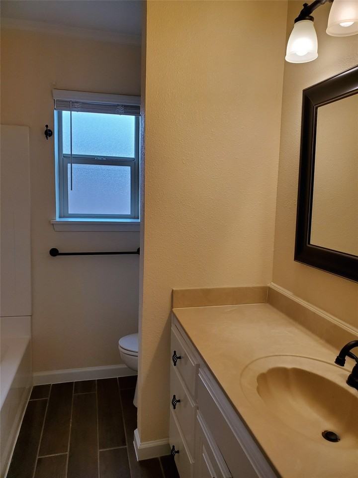 5901 Crestwood Cir W - Photo 6 of 18