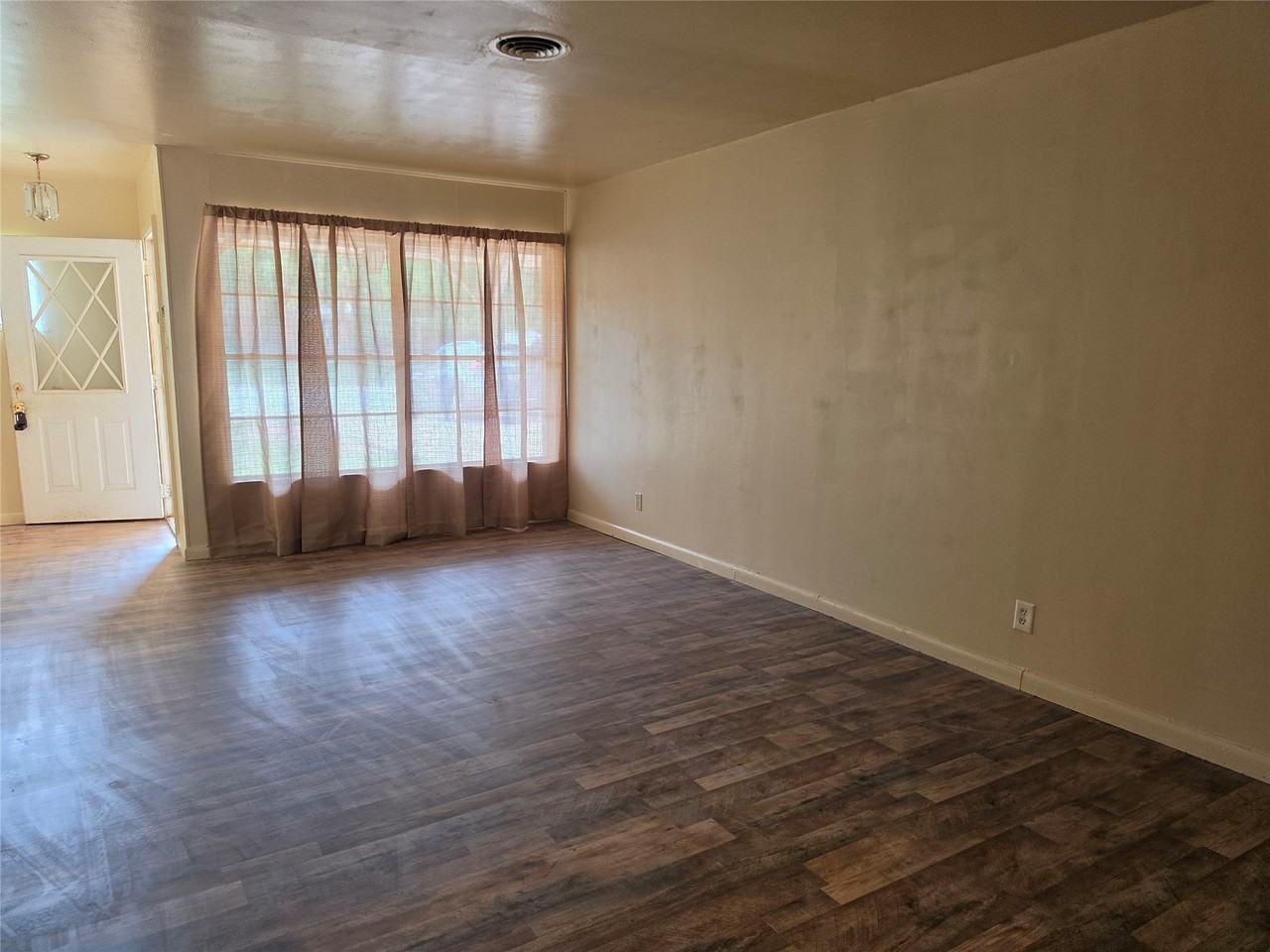 1685 N Willis St - Photo 2 of 13