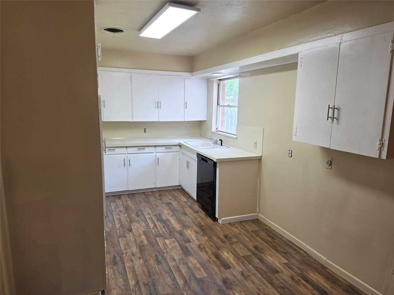1685 N Willis St - Photo 4 of 13