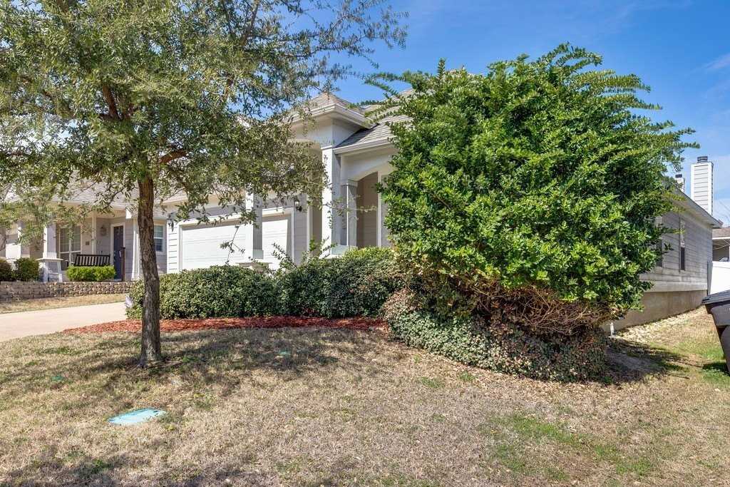 5041 Holliday Dr - Photo 3 of 30