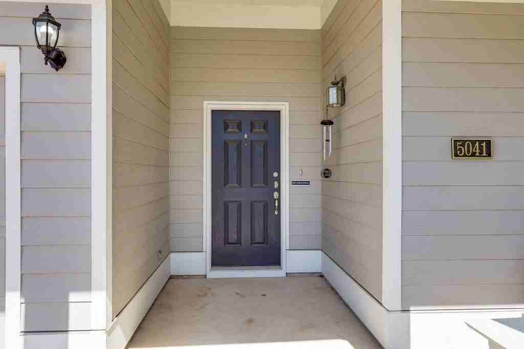 5041 Holliday Dr - Photo 4 of 30