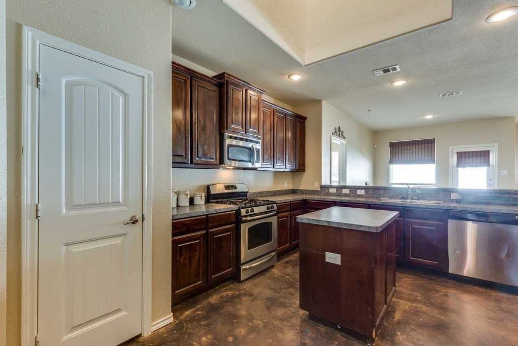5041 Holliday Dr - Photo 6 of 30