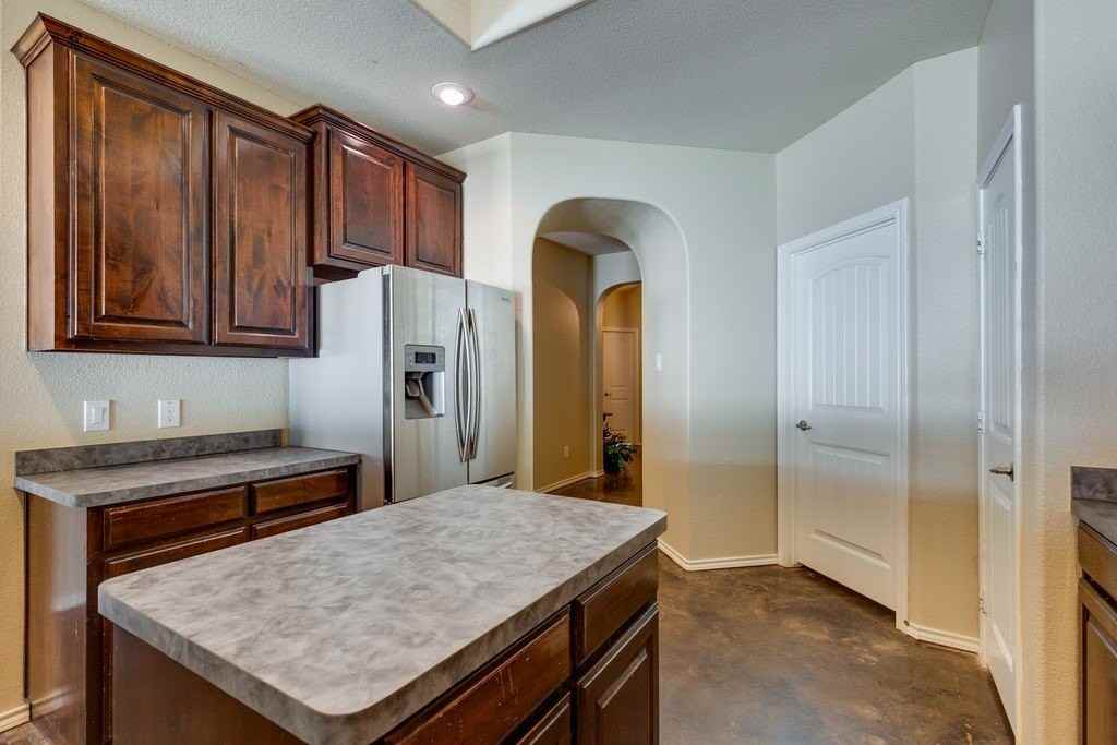 5041 Holliday Dr - Photo 7 of 30