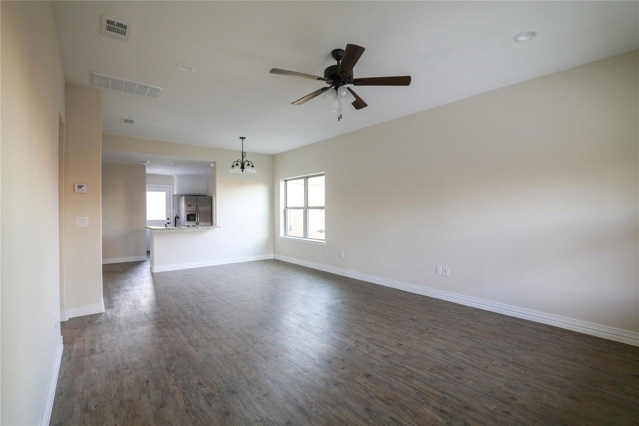 901 N Barrett Ave - Photo 2 of 15
