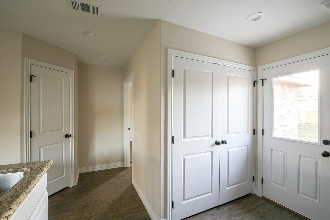 901 N Barrett Ave - Photo 7 of 15