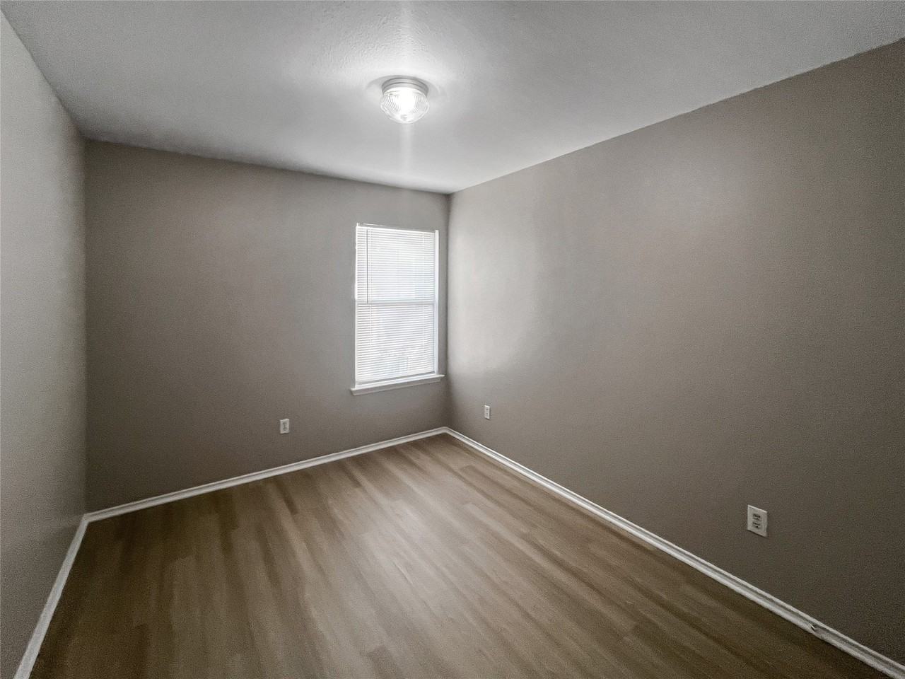 2325 Kingsway Dr - Photo 7 of 9