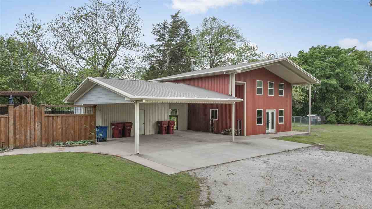 706 S Main St - Photo 4 of 40