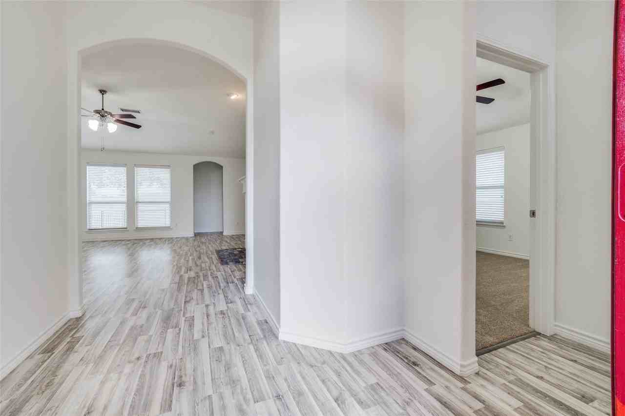905 Meadowedge Ln - Photo 4 of 25