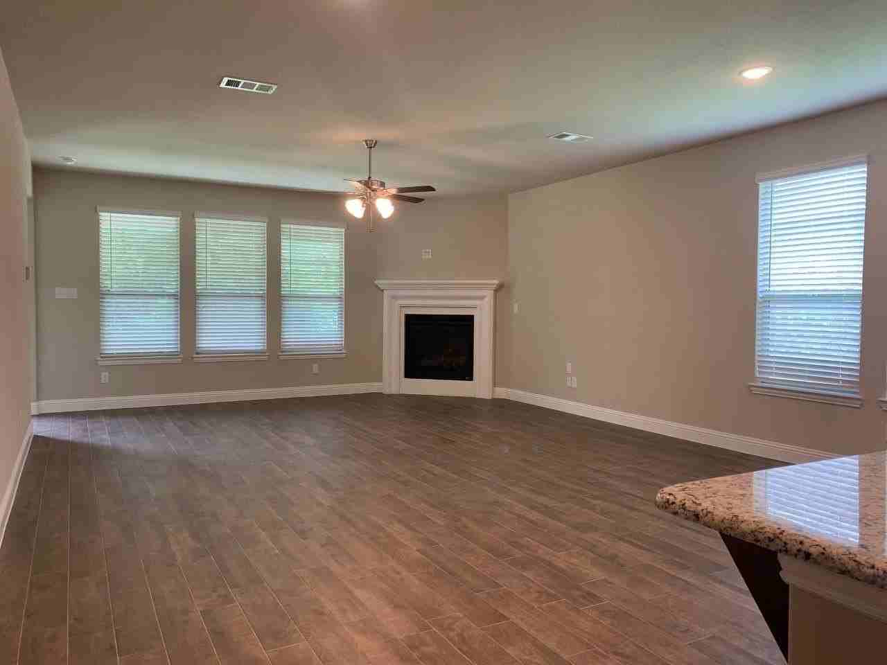 1512 Elizabeth St - Photo 6 of 35