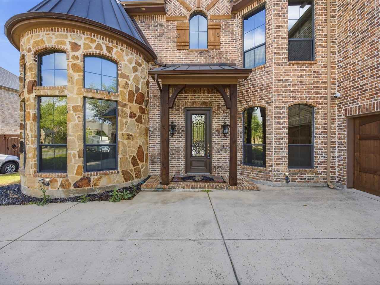 11076 Brighton Ln - Photo 3 of 40