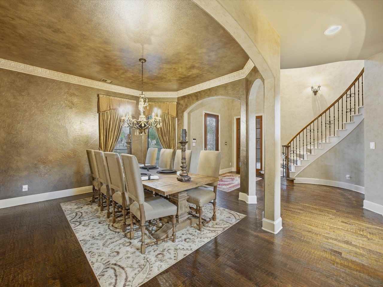 11076 Brighton Ln - Photo 6 of 40