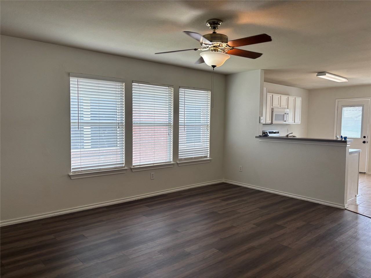 2711 Prairie Creek Dr - Photo 3 of 19