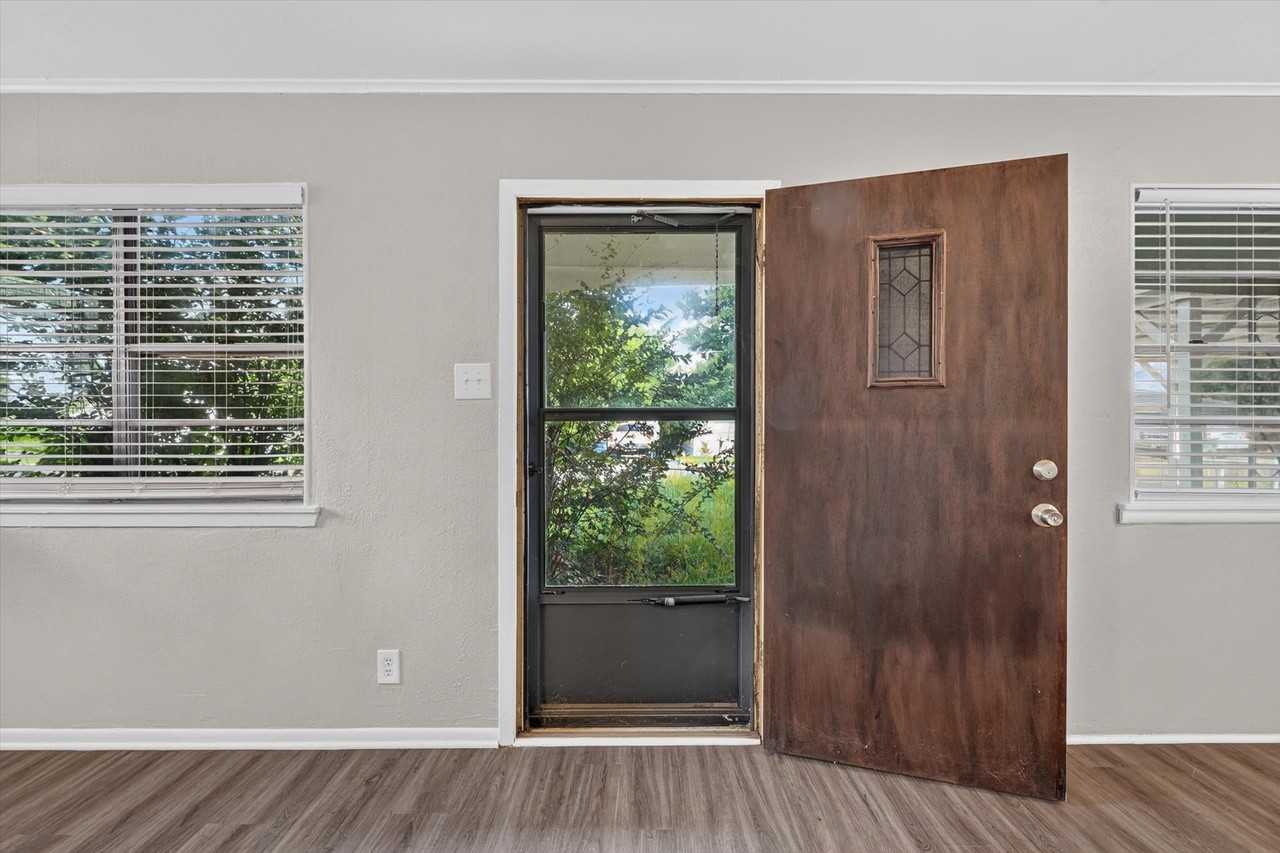 208 D St - Photo 2 of 24