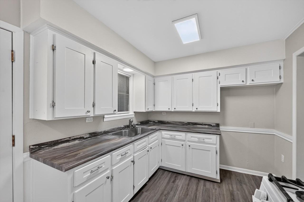 208 D St - Photo 3 of 24