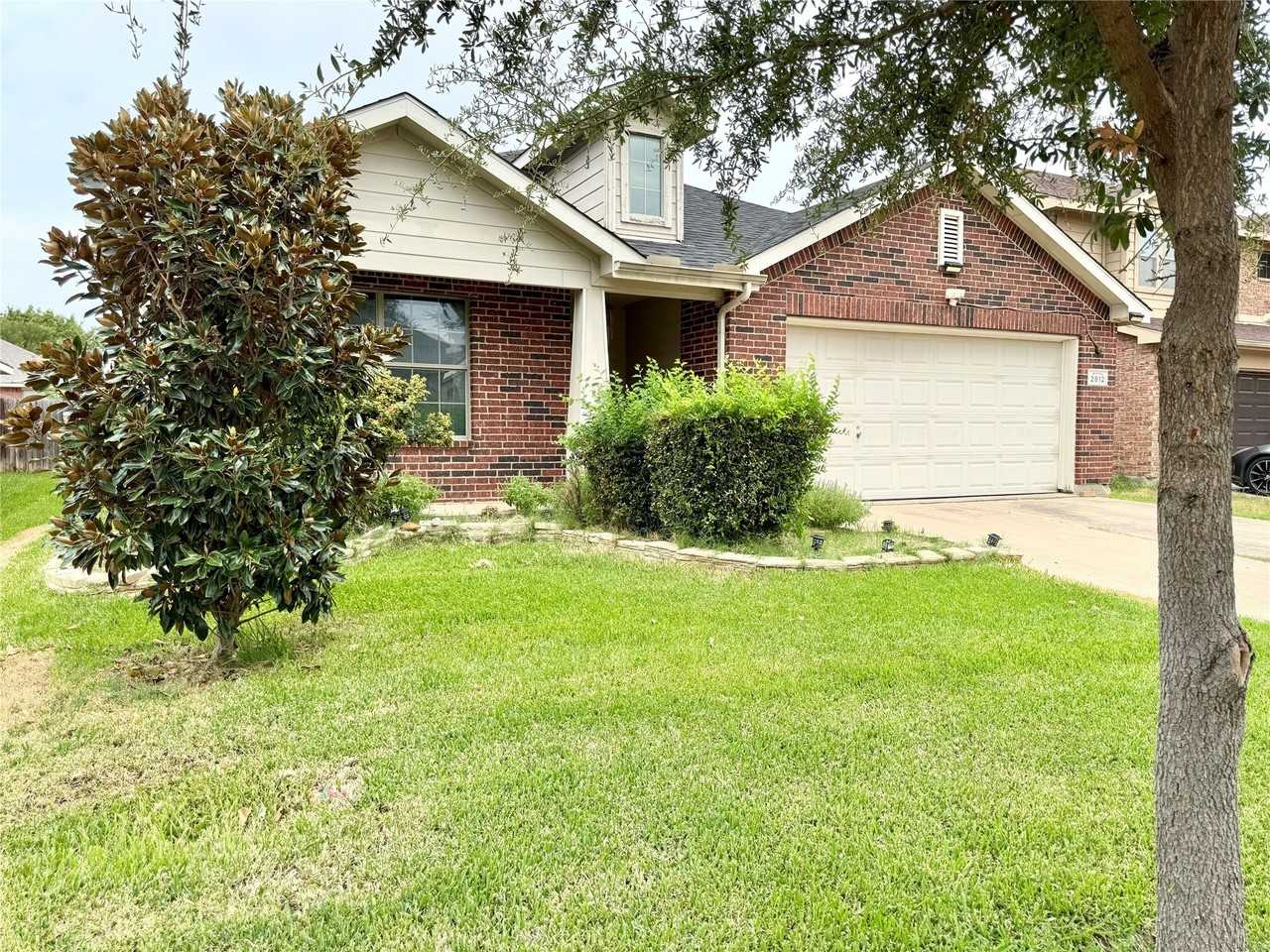 2812 Park Place Dr - Photo 2 of 40