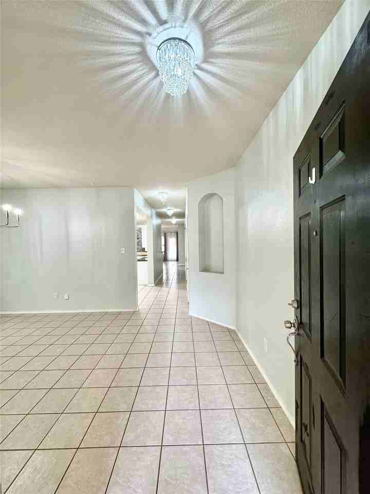 2812 Park Place Dr - Photo 4 of 40